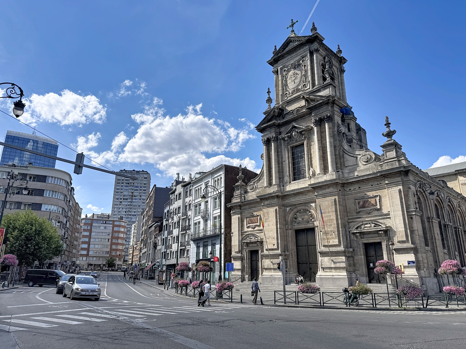 Église baroque sur une place animée de Saint-Josse-ten-Noode, façade en pierre ornée de sculptures