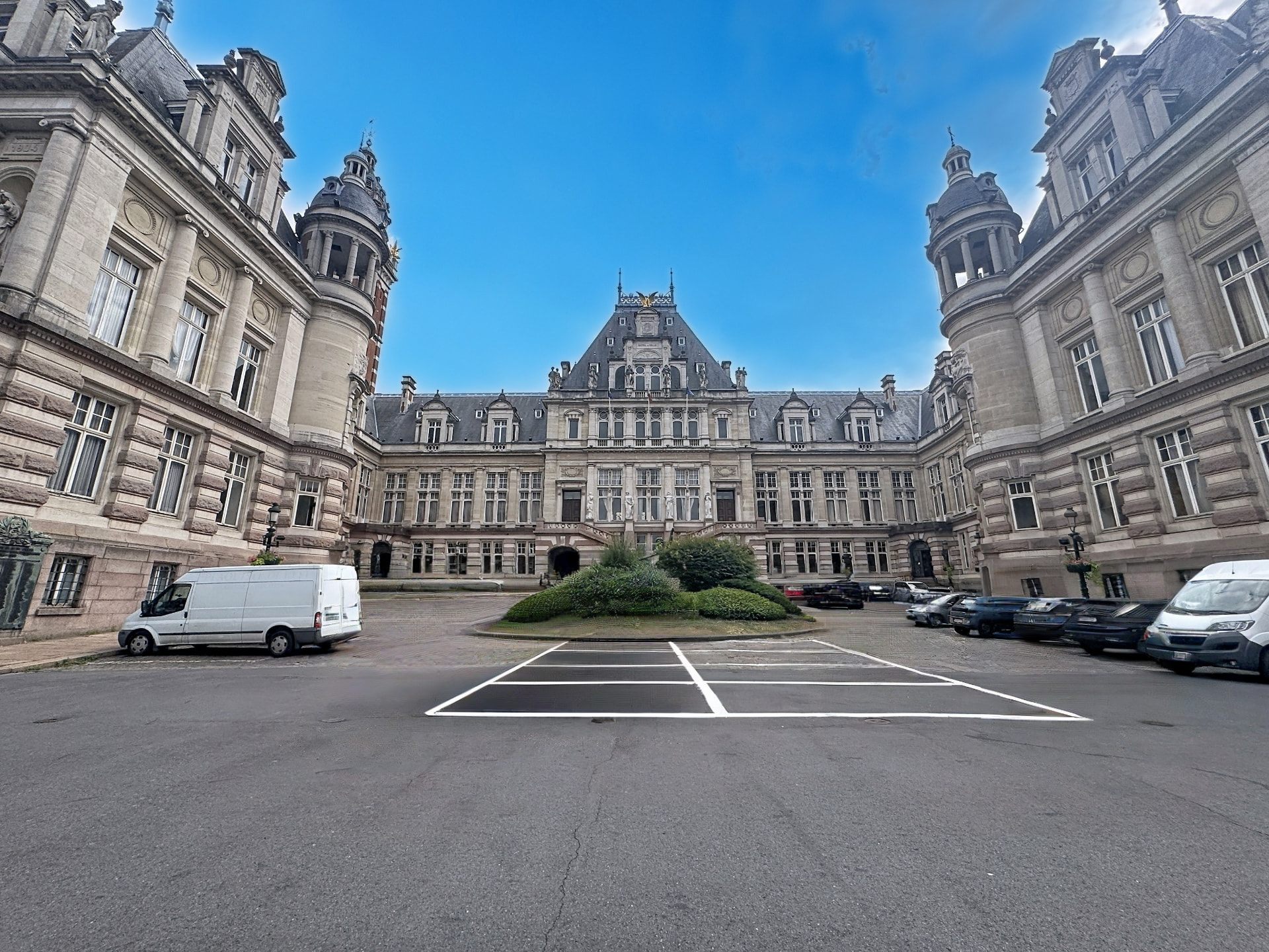 Maison communale de Saint-Gilles, architecture éclectique inspirée d'un château français