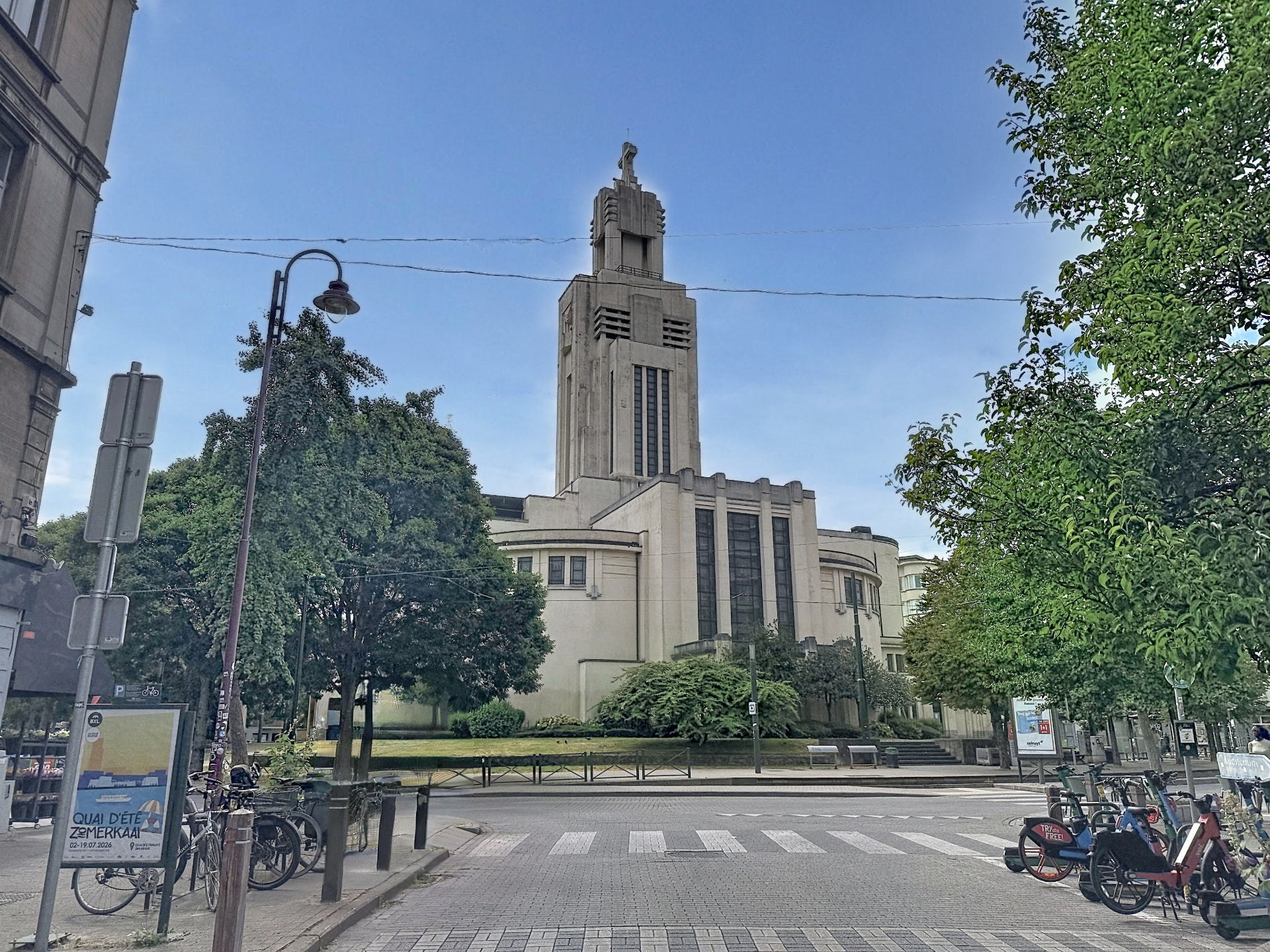 Tour Art déco en briques de l'église du quartier Altitude Cent à Forest, architecture emblématique des années 1930