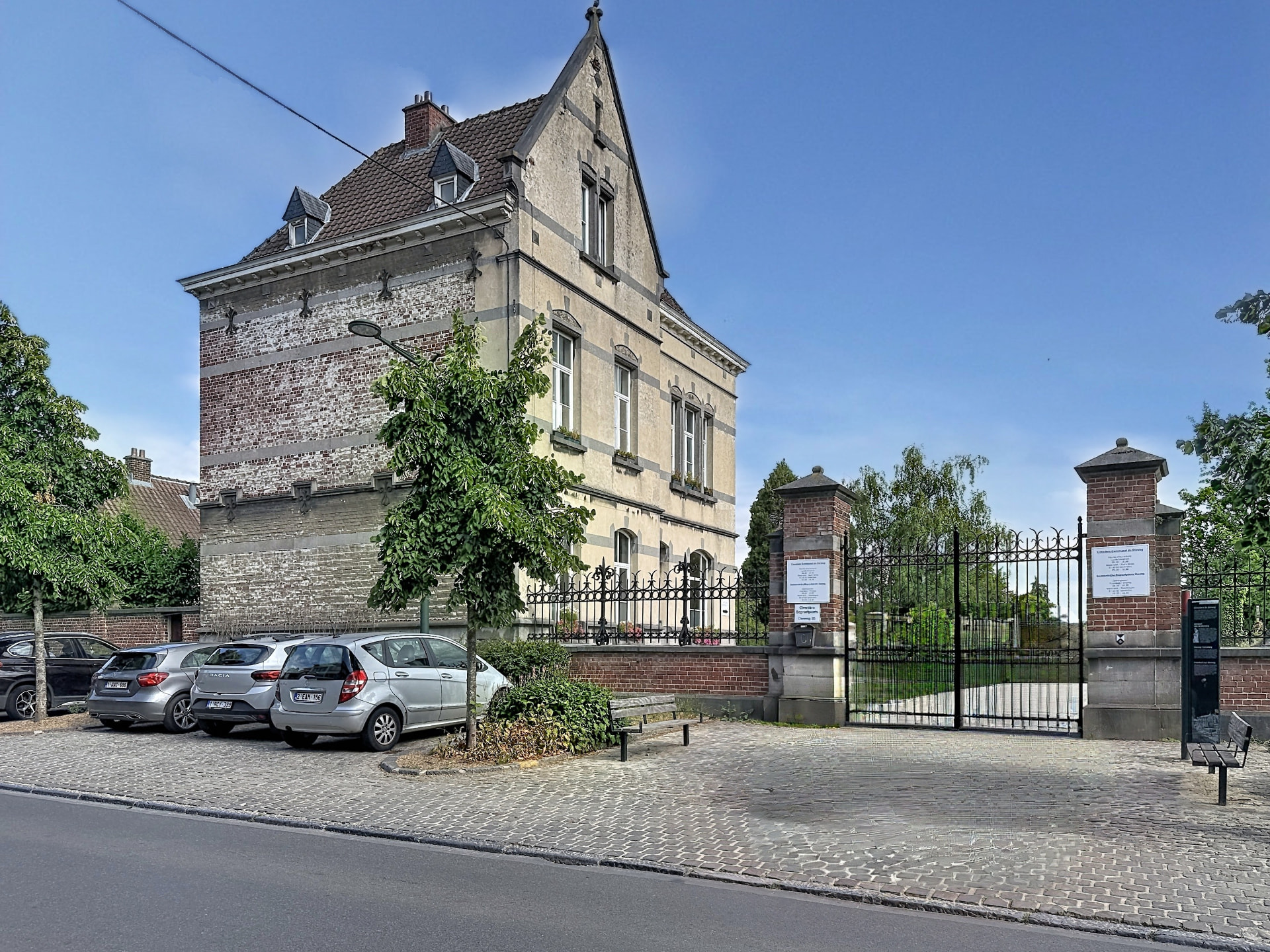 Bâtiment d'entrée du cimetière du Dieweg à Uccle, portail en fer forgé