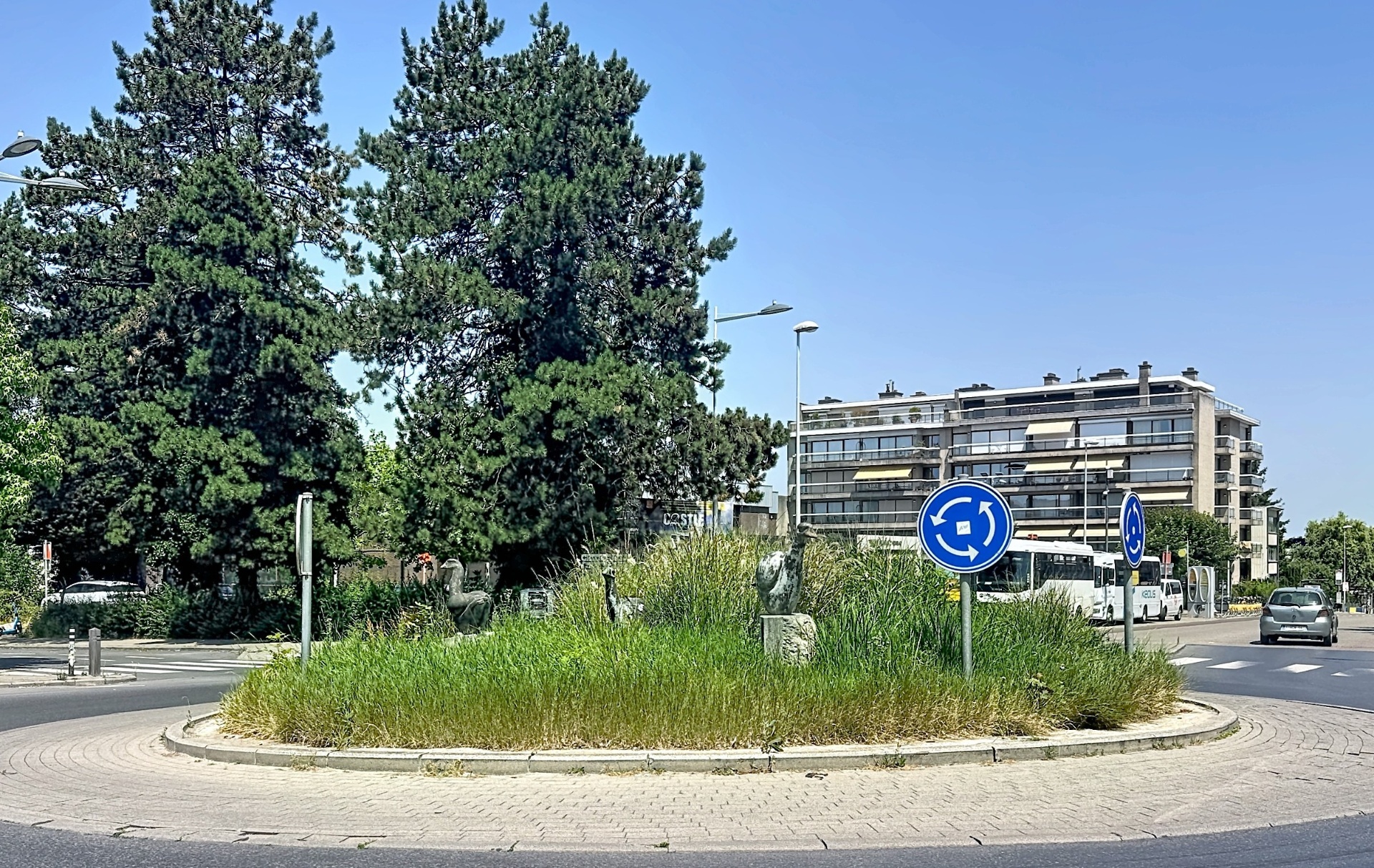 Sculpture d'oies sur le rond-point de l'avenue Van Overbeke à Ganshoren