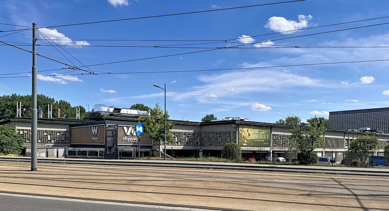 Le Woluwe Shopping vu depuis le boulevard de la Woluwe, avec la station de métro Roodebeek au premier plan