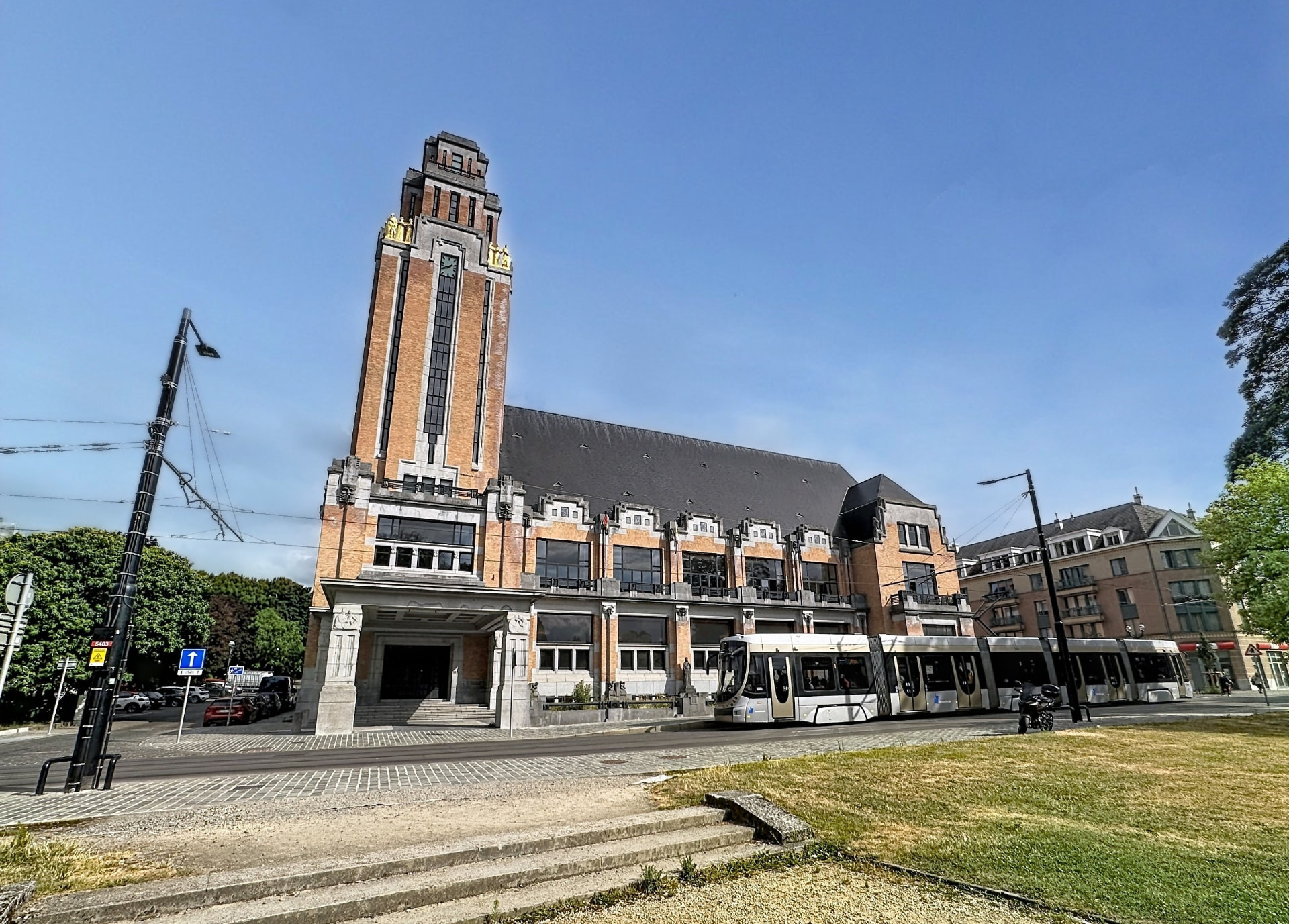 Bâtiment communal de Forest à la tour caractéristique, avec passage de tram, cœur administratif du quartier