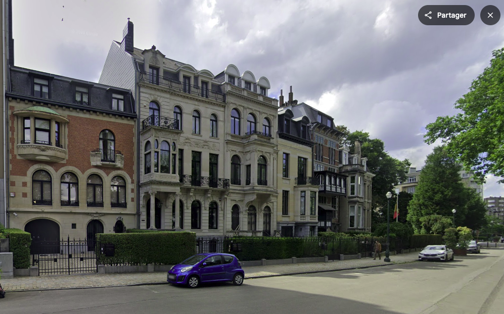 Maisons de maître le long d'une avenue arborée à Ixelles