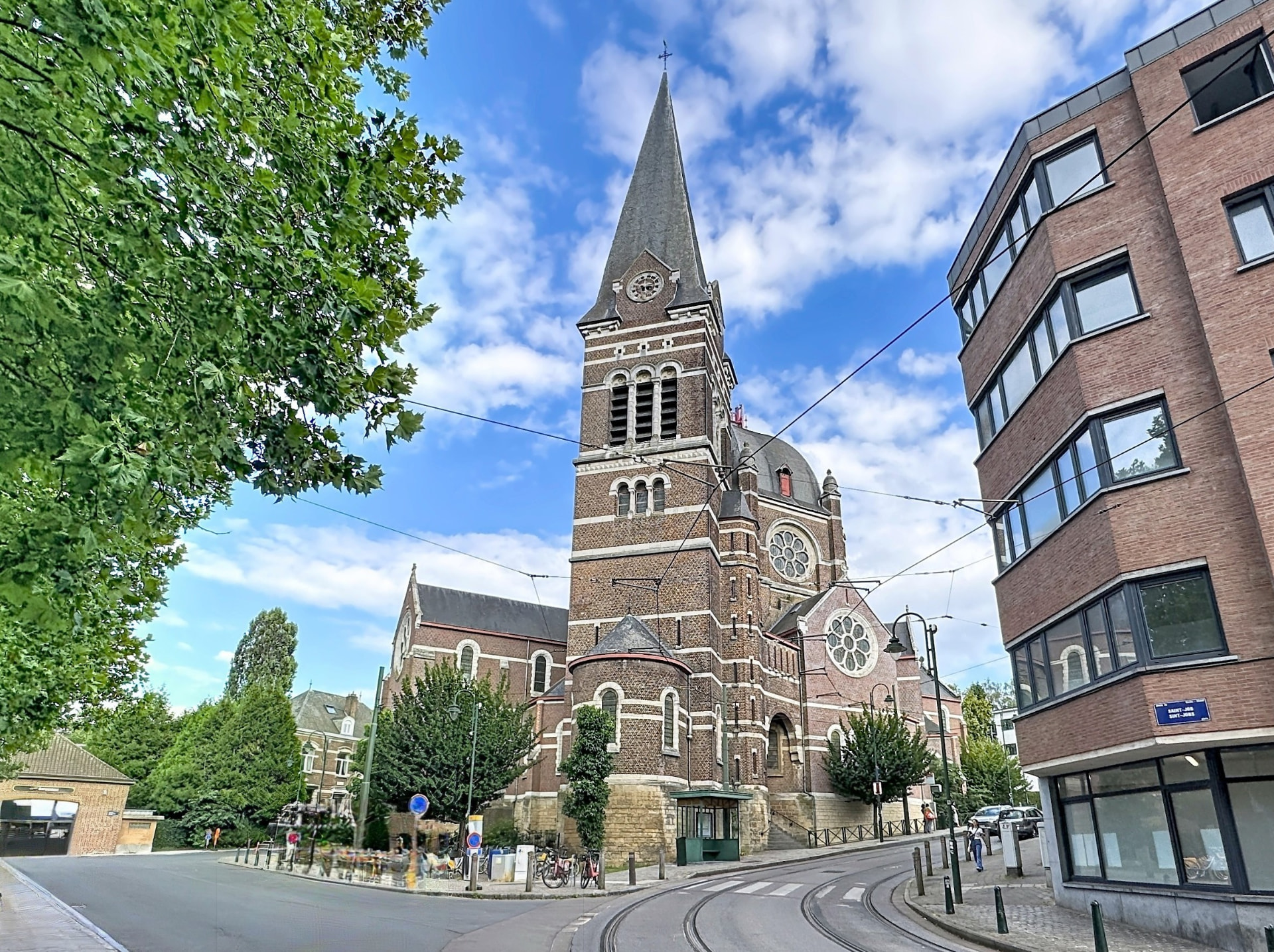 Église Saint-Job à Uccle, clocher pointu au cœur du quartier villageois