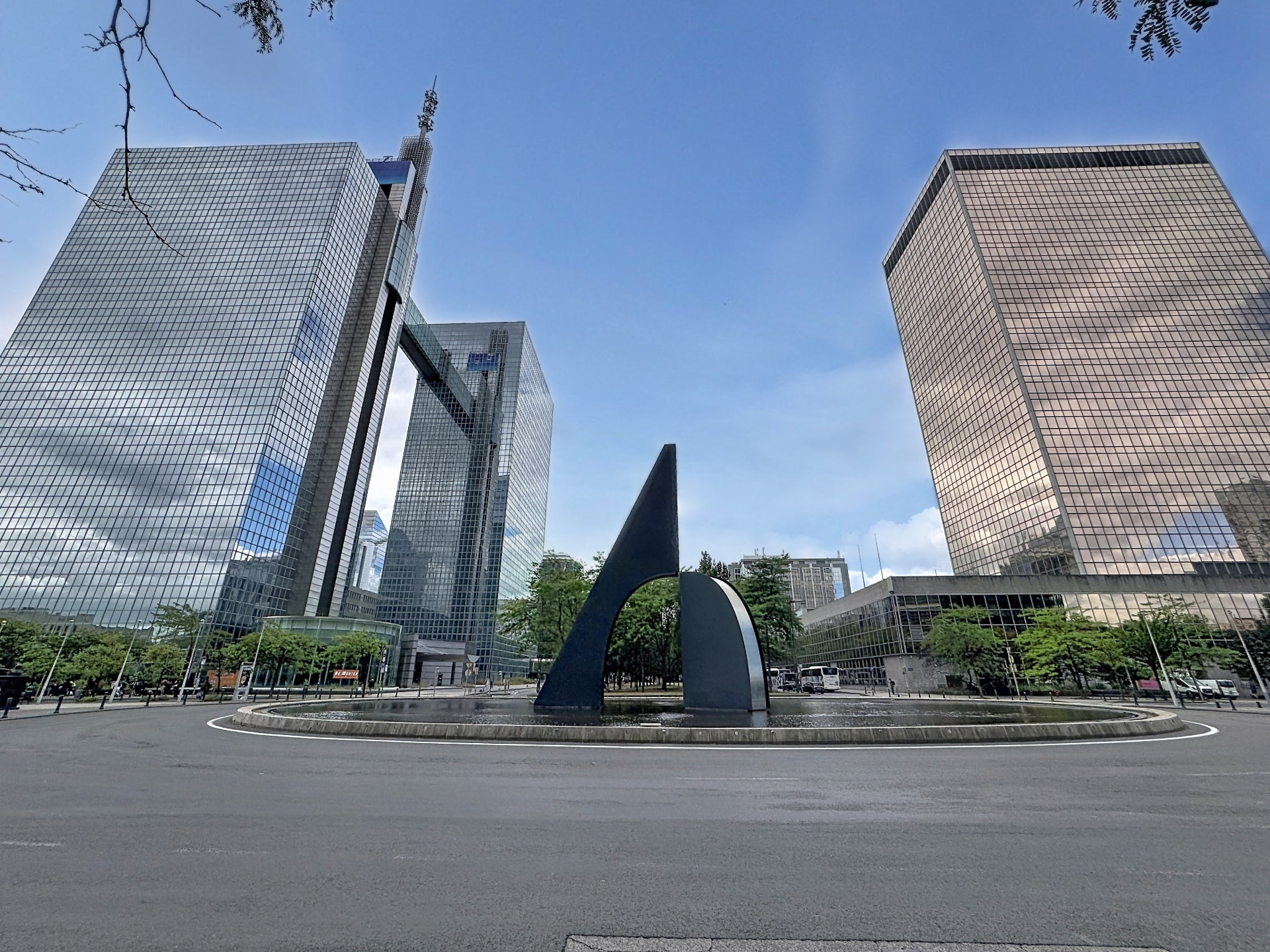 Enseigne « I love SJTN » devant les tours de bureaux du quartier Nord à Saint-Josse-ten-Noode