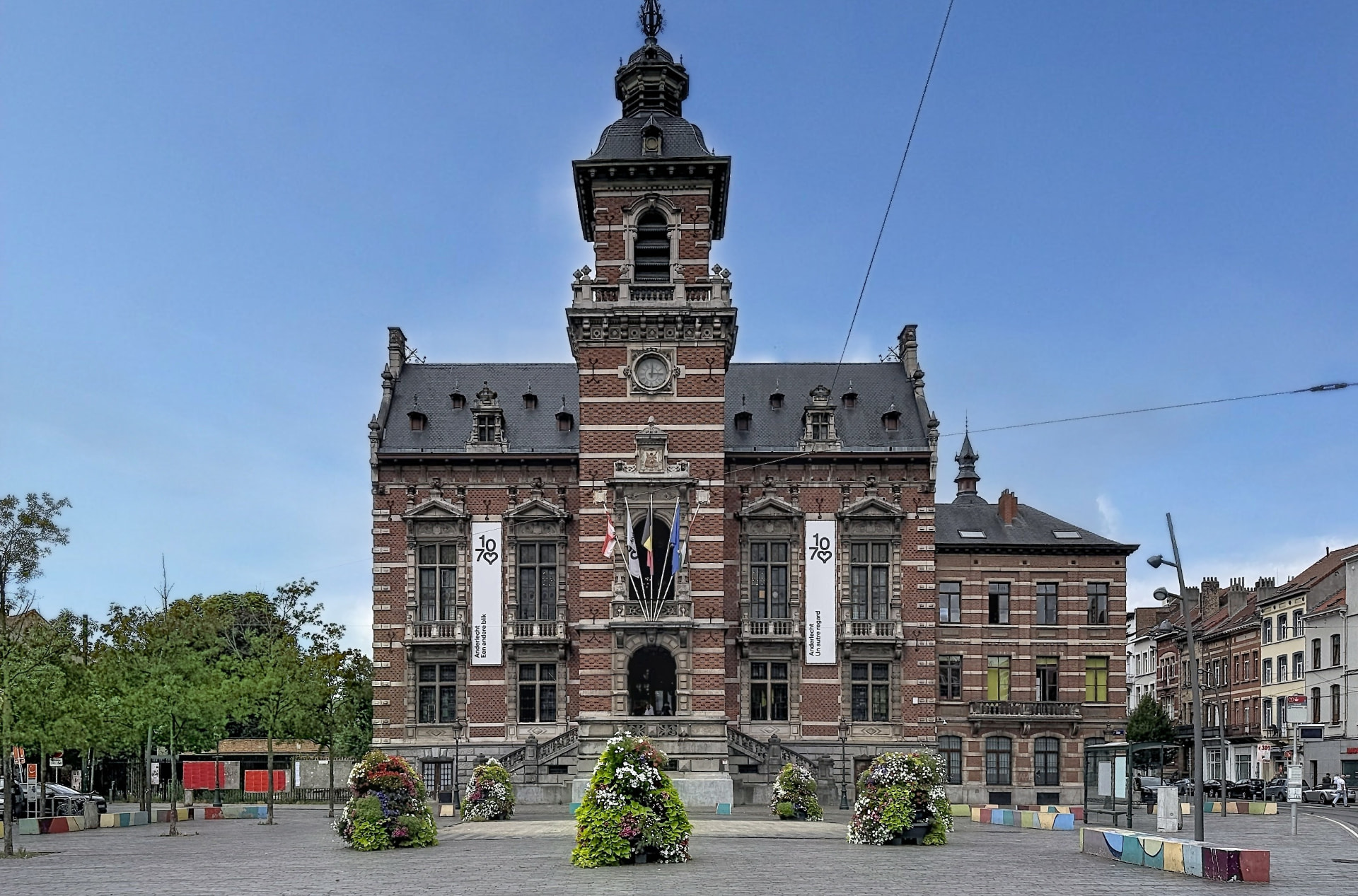 Maison communale d'Anderlecht, façade éclectique et tour ornée