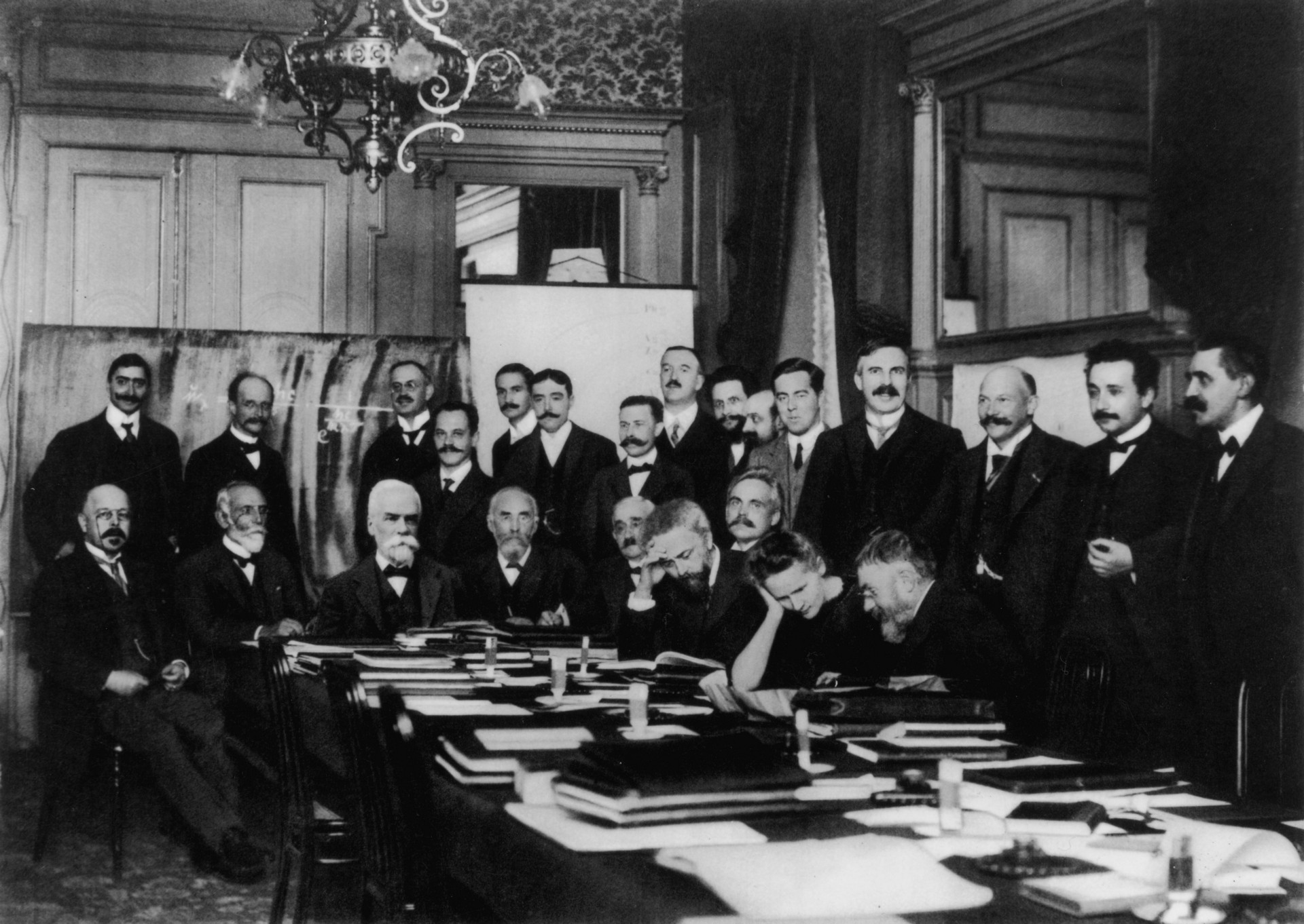 Photo historique des participants de la première conférence Solvay de physique, Bruxelles 1911, réunissant Marie Curie, Einstein, Poincaré, Planck et les plus grands physiciens de l'époque