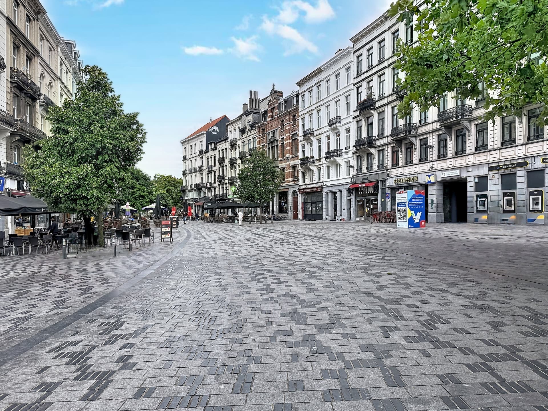 Rue piétonne animée de Saint-Gilles bordée de façades bourgeoises et de commerces