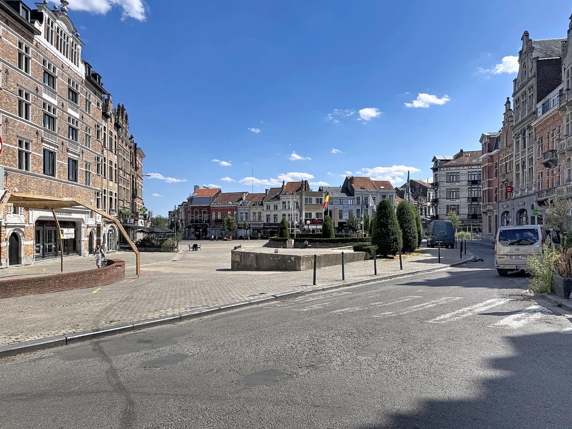 Place Saint-Guidon dans le vieux noyau historique d'Anderlecht, ruelle pavée bordée de façades traditionnelles