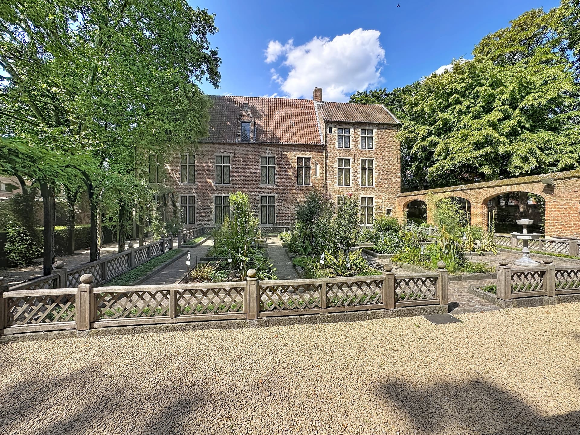 Cour intérieure du plus petit béguinage de Belgique, à Anderlecht, bâtiments en brique et jardin paisible