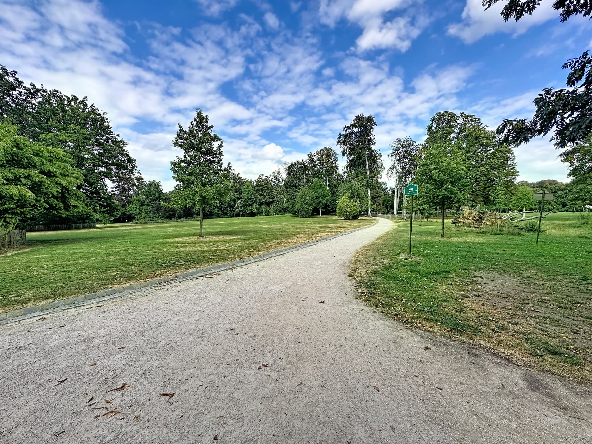 Grande pelouse arborée du parc de Wolvendael à Uccle