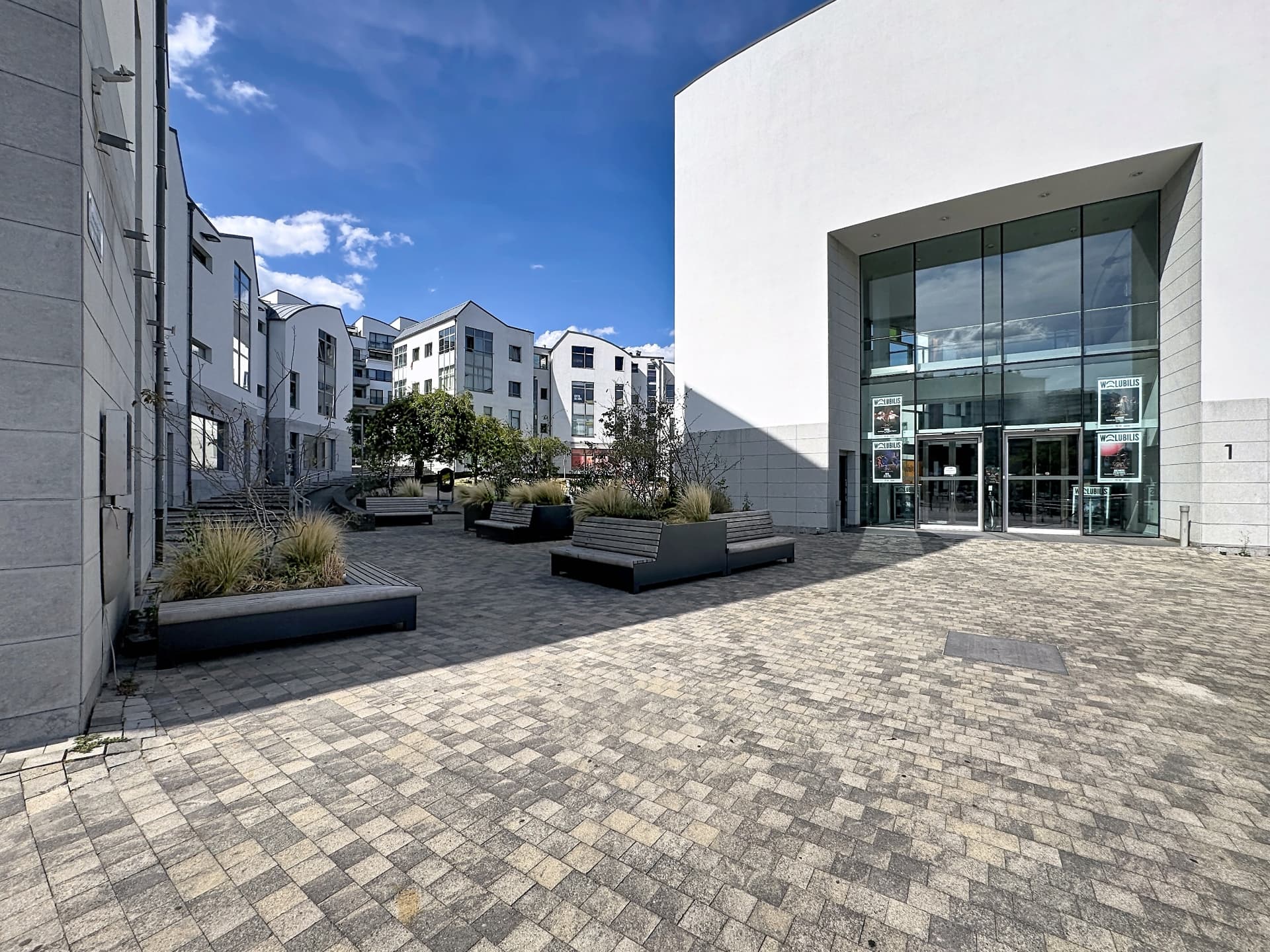 Entrée vitrée du centre culturel Wolubilis à Woluwe-Saint-Lambert, architecture contemporaine