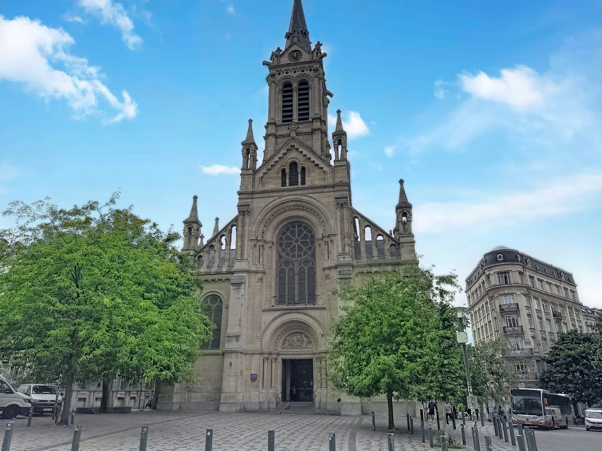 Église du Parvis de Saint-Gilles, façade néo-gothique en pierre blanche