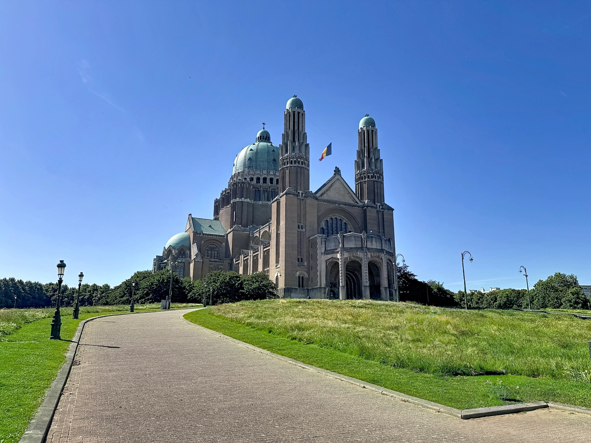 Les dômes et les tours de la basilique de Koekelberg