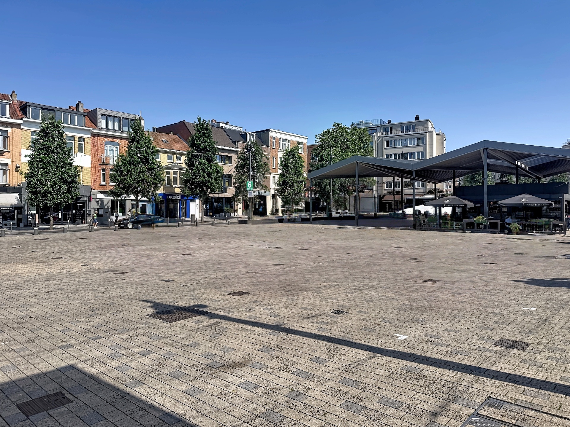 Place piétonne de Stockel avec kiosque de marché, à Woluwe-Saint-Pierre