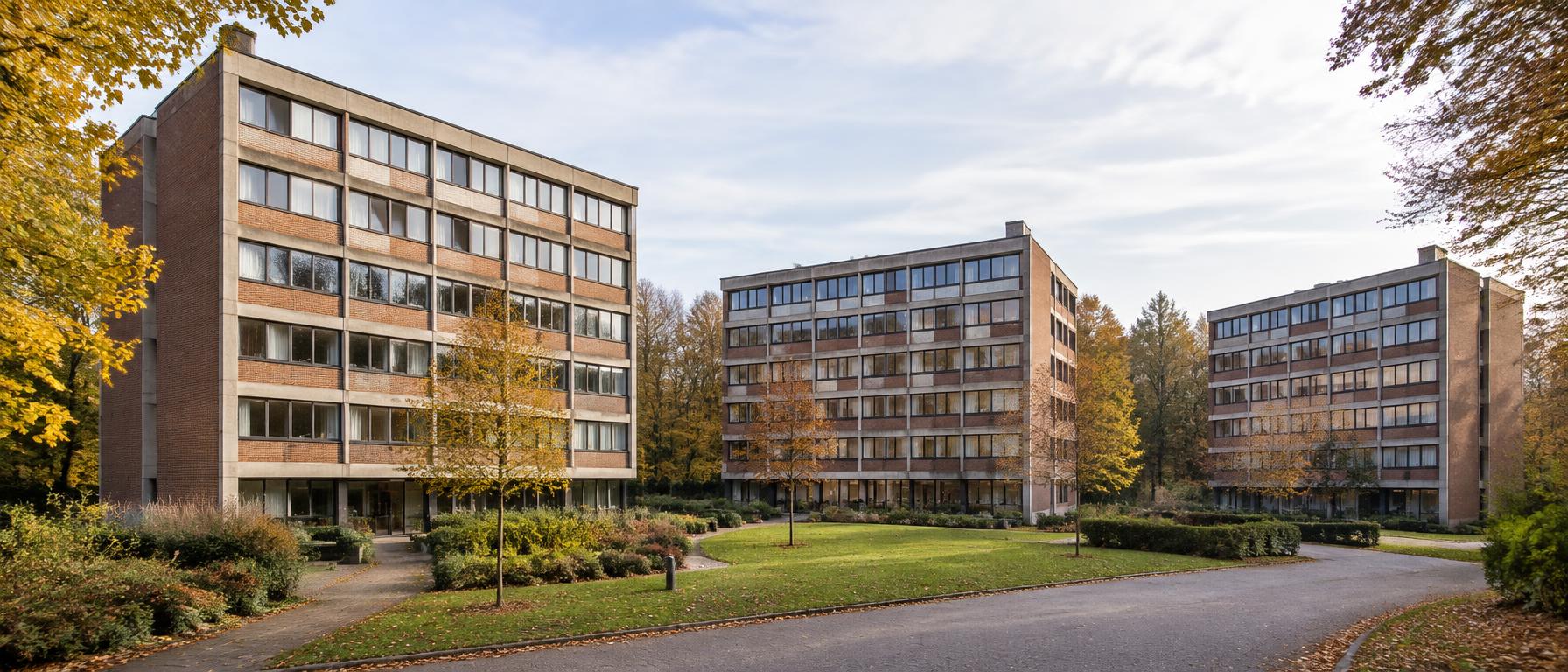 Illustration d'immeubles de bureaux reconvertis en logements avec abords arborés à Auderghem