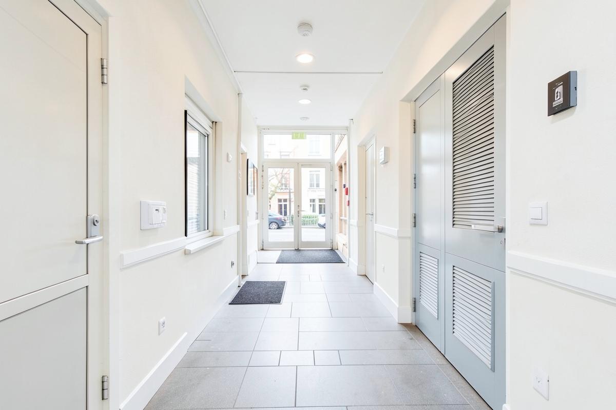 Hall d'entrée d'un immeuble bruxellois bien entretenu