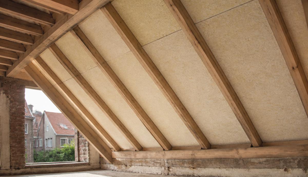 Combles d'une maison bruxelloise isolés entre chevrons, sous charpente en bois