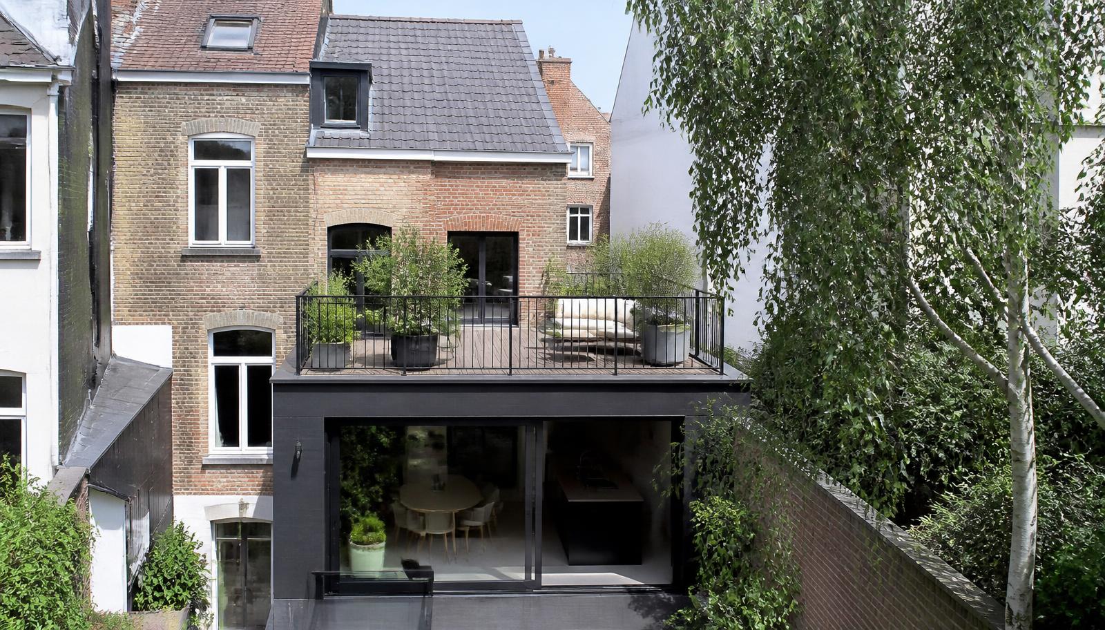 Maison bruxelloise en briques avec extension arrière et terrasse sur toiture plate