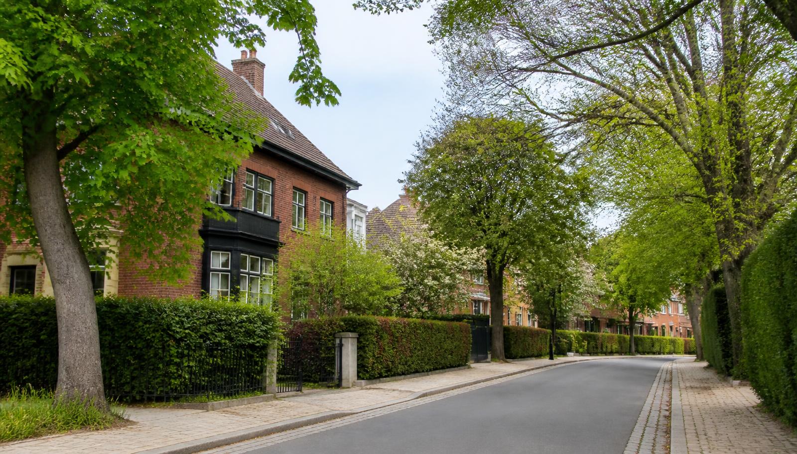 Rue résidentielle verdoyante avec villas en briques à Uccle