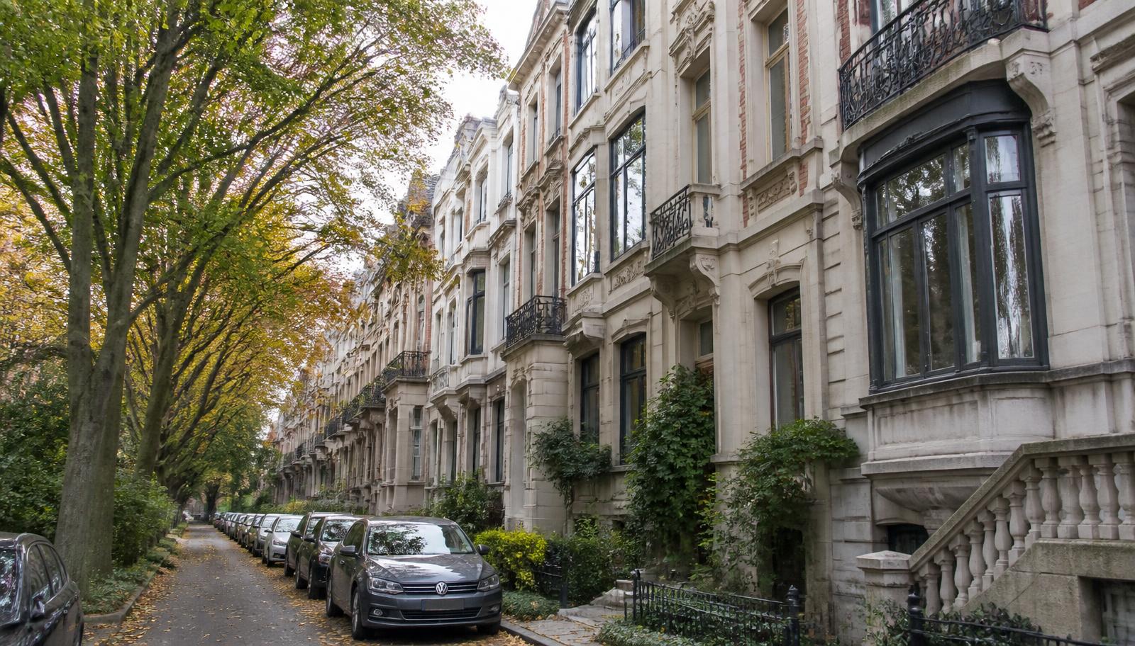 Maisons de maître le long d'une avenue arborée à Ixelles