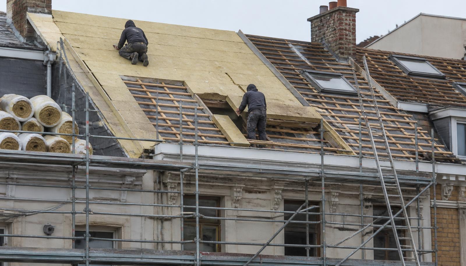 Travaux d'isolation de toiture sur une maison bruxelloise avec échafaudage